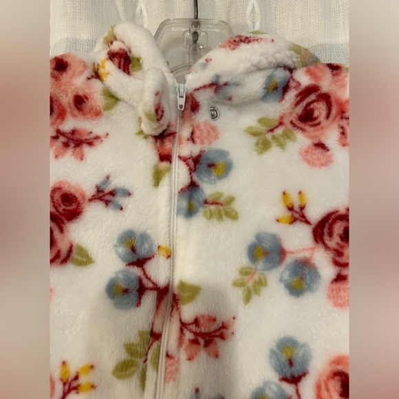 Le Top Bebe, sleeper, onesie. Pink floral patter sz. 6-9 mos. - Picture 7 of 13